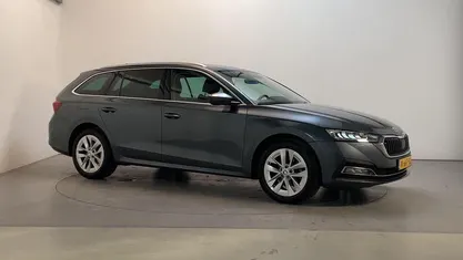 Grijs Occasion 2021 Skoda Octavia Ambition Stationwagen | € 17.400 (Eerlijke prijs)