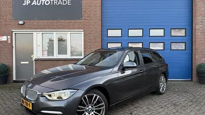 Grijs (metallic) Gebruikt 2017 BMW 318 Executive Stationwagen | € 12.450 (Goede deal)