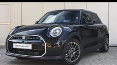 Zwart Nieuw 2025 Mini Cooper Favoured Hatchback | € 40.100 (Eerlijke prijs)