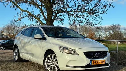 Wit Gebruikt 2013 Volvo V40 Momentum Hatchback | € 5.250 (Eerlijke prijs)