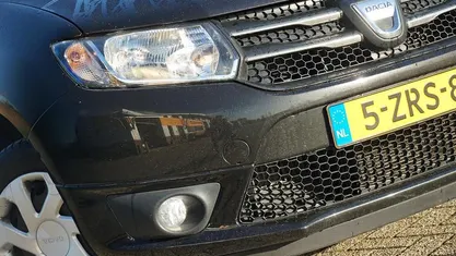 Zwart Gebruikt 2015 Dacia Sandero Lauréate Hatchback | € 5.725 (Goede deal)