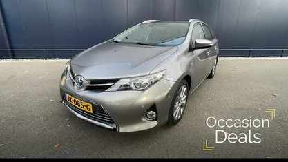 Bruin Occasion 2015 Toyota Auris Hybrid Executive Stationwagen | € 14.890 (Eerlijke prijs)