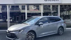 Grijs, metallic lak Gebruikt 2022 Toyota Corolla Style Stationwagen | € 28.900 (Eerlijke prijs)