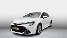 Pure white (licht wit) Gebruikt 2023 Toyota Corolla Hybrid Active Hatchback | € 25.845 (Eerlijke prijs)