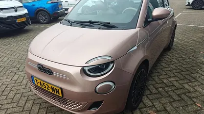 Rood Occasion 2023 Fiat 500e La Prima Hatchback | € 21.395 (Eerlijke prijs)