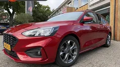 Rood Gebruikt 2020 Ford Focus ST-Line Stationwagen | € 10.900 (Goede deal)