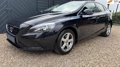 Zwart Gebruikt 2016 Volvo V40 Momentum Stationwagen | € 10.950 (Eerlijke prijs)