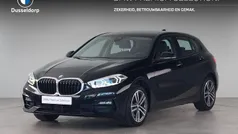 Zwart Gebruikt 2021 BMW 118 Shadowline Hatchback | € 22.950 (Eerlijke prijs)