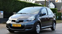 Grijs Gebruikt 2012 Toyota Aygo Comfort Hatchback | € 6.945 (Eerlijke prijs)