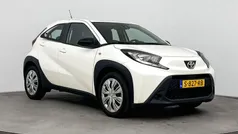 Wit Gebruikt 2023 Toyota Aygo Play Hatchback | € 16.999 (Eerlijke prijs)
