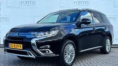 Zwart Occasion 2019 Mitsubishi Outlander P-HEV Intense+ SUV | € 23.900 (Eerlijke prijs)