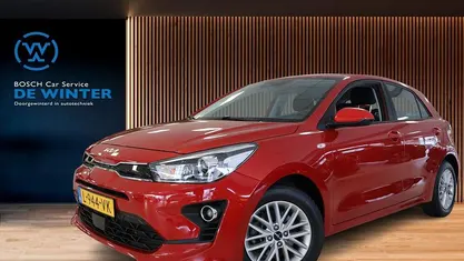 Rood Occasion 2021 Kia Rio Hatchback | € 15.745 (Eerlijke prijs)