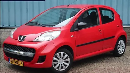 Rood Occasion 2010 Peugeot 107 Hatchback | € 3.245 (Eerlijke prijs)