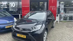 Zwart Gebruikt 2023 Toyota Aygo Play Hatchback | € 17.949 (Eerlijke prijs)