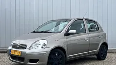 Grijs, metallic lak Gebruikt 2004 Toyota Yaris Sol Hatchback | € 3.900 (Eerlijke prijs)