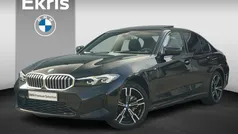 Zwart Gebruikt 2024 BMW 320 Comfort Edition Sedan | € 43.950 (Eerlijke prijs)