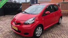 Rood Gebruikt 2009 Toyota Aygo Comfort Hatchback | € 2.999 (Super prijs)