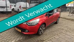 Rood, metallic lak Gebruikt 2015 Renault Clio GrandTour Dynamique Stationwagen | € 7.195 (Eerlijke prijs)