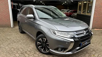 Grijs Gebruikt 2015 Mitsubishi Outlander P-HEV SUV | € 15.995 (Eerlijke prijs)