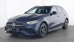 Sodalietblauw metaalkleur metallic Gebruikt 2024 Mercedes C300 AMG Stationwagen | € 51.945 (Eerlijke prijs)