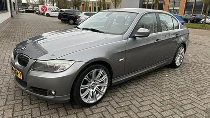 Grijs (metallic) Gebruikt 2010 BMW 325 Executive Sedan | € 6.995 (Eerlijke prijs)