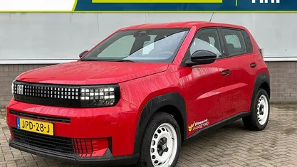 Rood Nieuw 2025 Fiat Grande Panda Red Hatchback | € 26.094 (Eerlijke prijs)