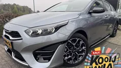 Grijs, metallic lak Gebruikt 2023 Kia ProCeed GT-Line Hatchback | € 31.800 (Eerlijke prijs)