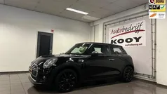 Zwart, metallic lak Gebruikt 2017 Mini ONE Business Hatchback | € 11.925 (Eerlijke prijs)
