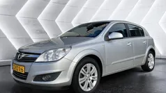 Grijs, metallic lak Gebruikt 2009 Opel Astra Cosmo Hatchback | € 2.740 (Eerlijke prijs)