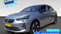 Grijs, metallic lak Gebruikt 2023 Opel Corsa-e GS Line Hatchback | € 19.945 (Eerlijke prijs)