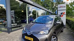 Grijs Gebruikt 2017 Toyota Yaris Edition-S Hatchback | € 14.950 (Eerlijke prijs)