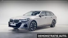 Oxidgrau metallic (licht grijs metallic) Gebruikt 2025 BMW i5 M Sport Sedan | € 74.900 (Super prijs)