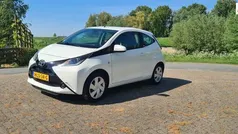 Wit Gebruikt 2014 Toyota Aygo X-play Hatchback | € 5.850 (Eerlijke prijs)