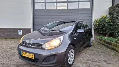 Grijs Gebruikt 2012 Kia Rio Comfort Hatchback | € 5.950 (Eerlijke prijs)