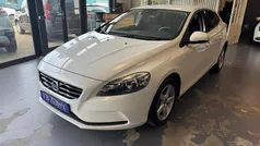 Wit, metallic lak Gebruikt 2015 Volvo V40 Momentum Stationwagen | € 11.950 (Eerlijke prijs)