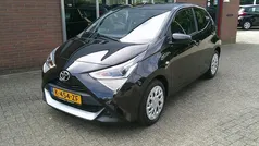 Zwart Gebruikt 2021 Toyota Aygo X-play Hatchback | € 8.250 (Eerlijke prijs)