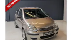 Grijs, metallic lak Gebruikt 2004 Toyota Yaris Hatchback | € 2.499 (Eerlijke prijs)