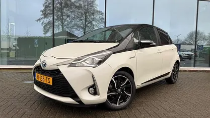 Wit Occasion 2020 Toyota Yaris Hybrid Premium Hatchback | € 15.900 (Eerlijke prijs)