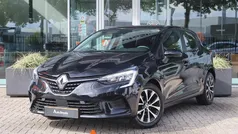 Zwart, metallic lak Gebruikt 2021 Renault Clio V Zen Hatchback | € 13.700 (Eerlijke prijs)