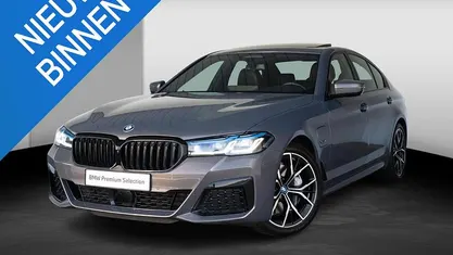 Grijs Occasion 2022 BMW 545e M Sport Sedan | € 57.895 (Eerlijke prijs)