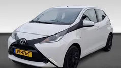 Wit Gebruikt 2015 Toyota Aygo X-play Hatchback | € 8.915 (Eerlijke prijs)