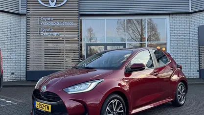 Occasion Toyota Yaris Hybrid 116 PK (85 kW) 2020 Rood Hatchback