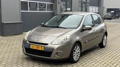 Beige Gebruikt 2010 Renault Clio II Business Hatchback | € 2.750 (Eerlijke prijs)