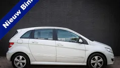 Wit, metallic lak Gebruikt 2009 Mercedes B200 MPV | € 5.950 (Eerlijke prijs)