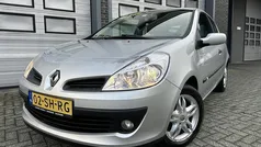 Grijs Gebruikt 2006 Renault Clio II Luxe Hatchback | € 2.349 (Eerlijke prijs)