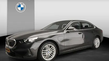 Grijs (metallic) Occasion 2024 BMW 530e Comfort Edition Sedan | € 54.900 (Super prijs)