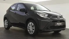 Zwart Gebruikt 2024 Toyota Aygo Play Hatchback | € 18.999 (Eerlijke prijs)