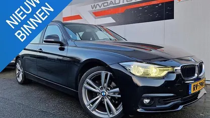 Zwart Occasion 2018 BMW 320 Stationwagen | € 17.450 (Goede deal)
