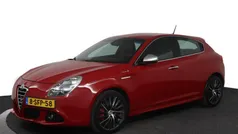 Rood, metallic lak Gebruikt 2013 Alfa Romeo Giulietta Distinctive Hatchback | € 10.450 (Eerlijke prijs)