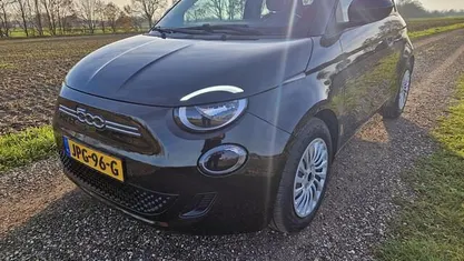 Zwart (metallic) Gebruikt 2022 Fiat 500e Action Hatchback | € 12.900 (Eerlijke prijs)